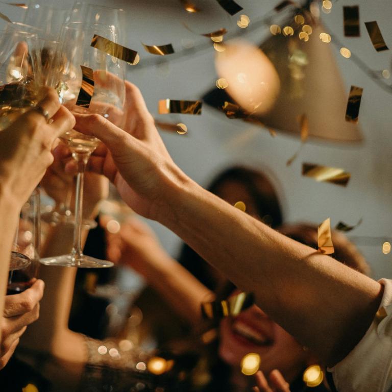 Άτομα που τσουγγρίζουν τα ποτήρια τους