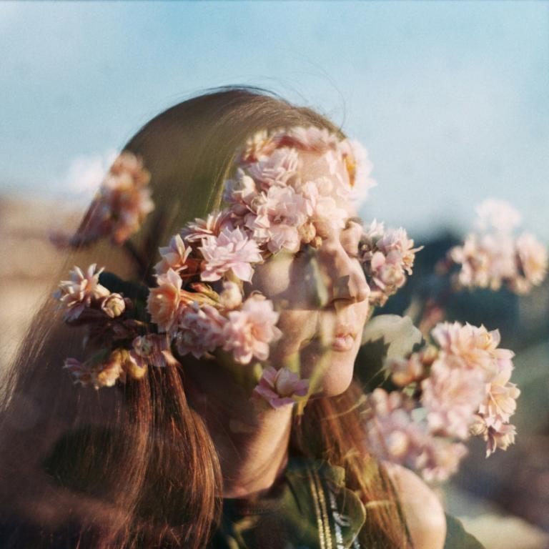 Γυναίκα με λουλούδια στο πρόσωπο