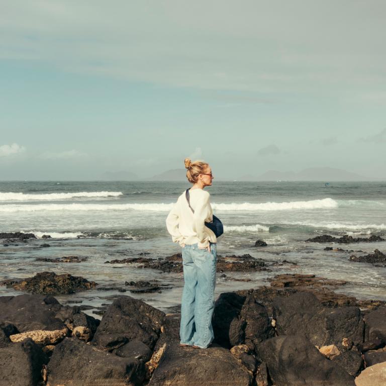 Γυναίκα ατενίζει τη θάλασσα 