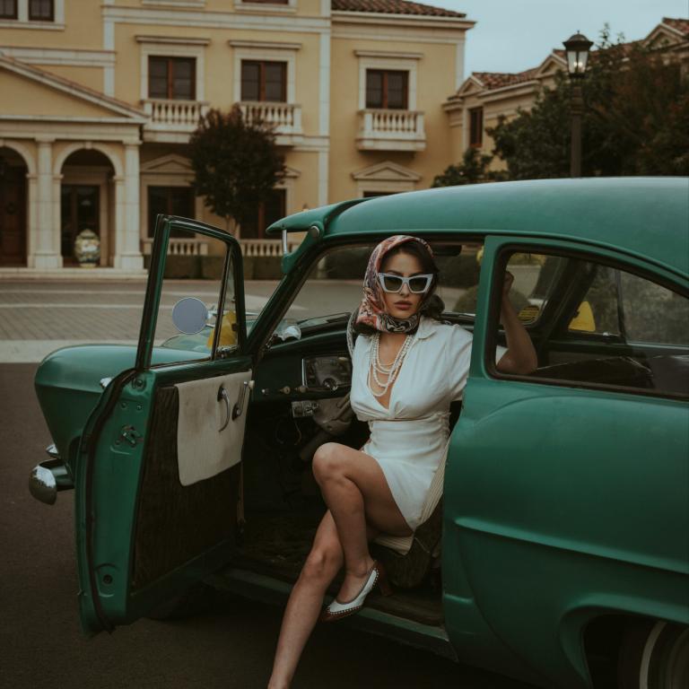 Γυναίκα ποζάρει σε βίλα 