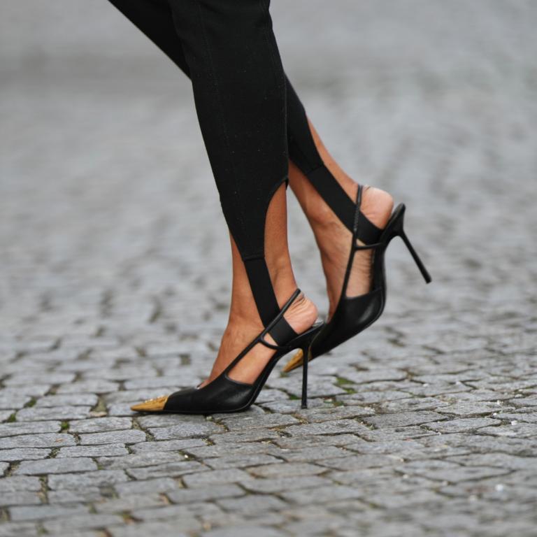 Slingbacks παπούτσια: Η πιο κομψή τάση της άνοιξης (και οι επιλογές που αξίζει να δείτε)