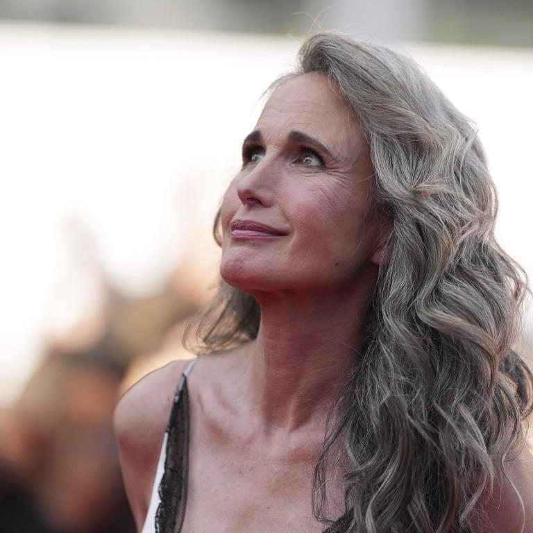 Η Άντι ΜακΝτάουελ με γκρι μαλλιά/Φωτογραφία AP 