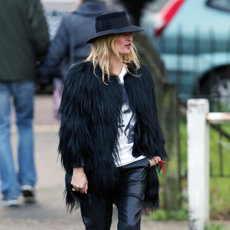 Η κειτ μος με καπέλο και γουνα και δερματινο παντελονι 