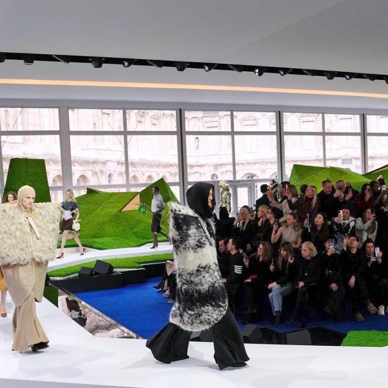 πασαρελα στο παρισι απο επιδειξη louis vuitton 