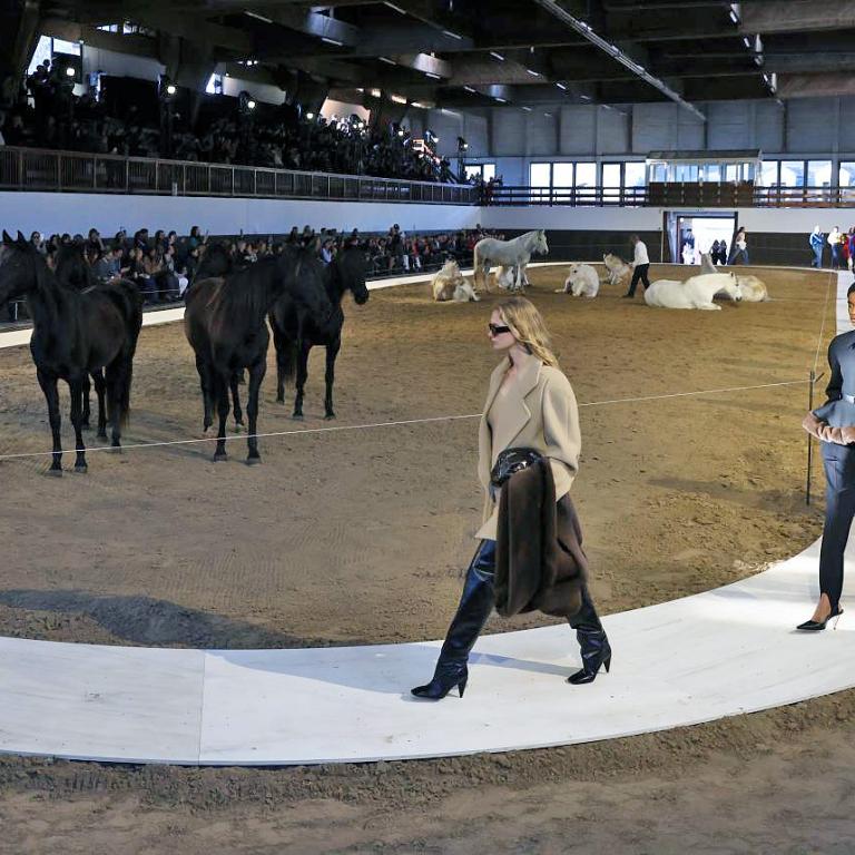 πασαρελα παρισι σε ιππικο ομιλο 