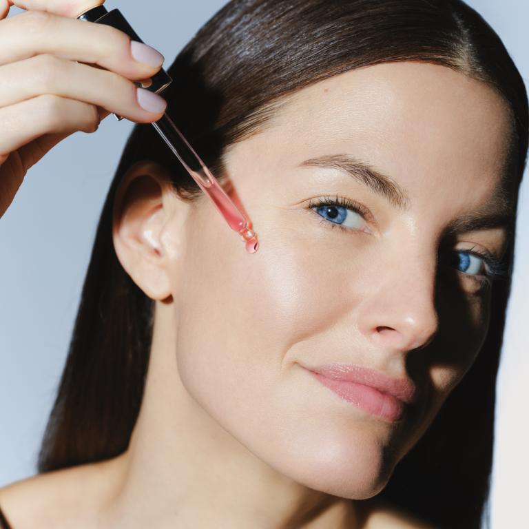 Μοντέλο για την καμπάνια του σέρουμ Black Rose Concentrate της εταιρείας Sisley Paris 