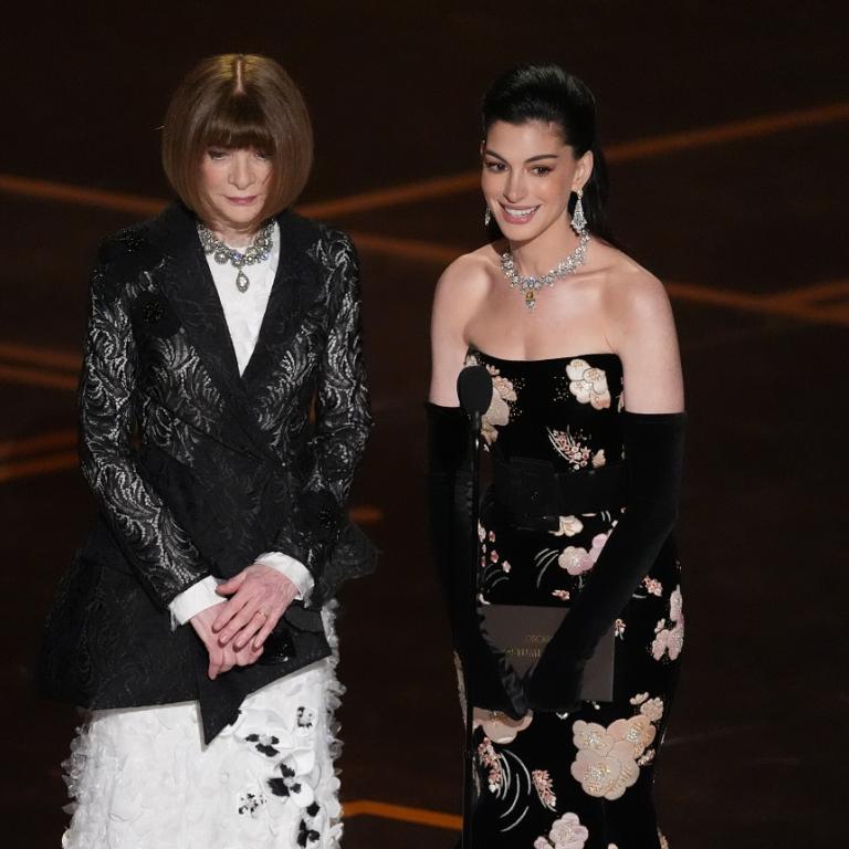 Η Άννα Γουίντουρ, αριστερά, και η Αν Χάθαγουεϊ απονέμουν το βραβείο καλύτερου σχεδιασμού κοστουμιών κατά τη διάρκεια των βραβείων Όσκαρ/Φωτογραφία AP