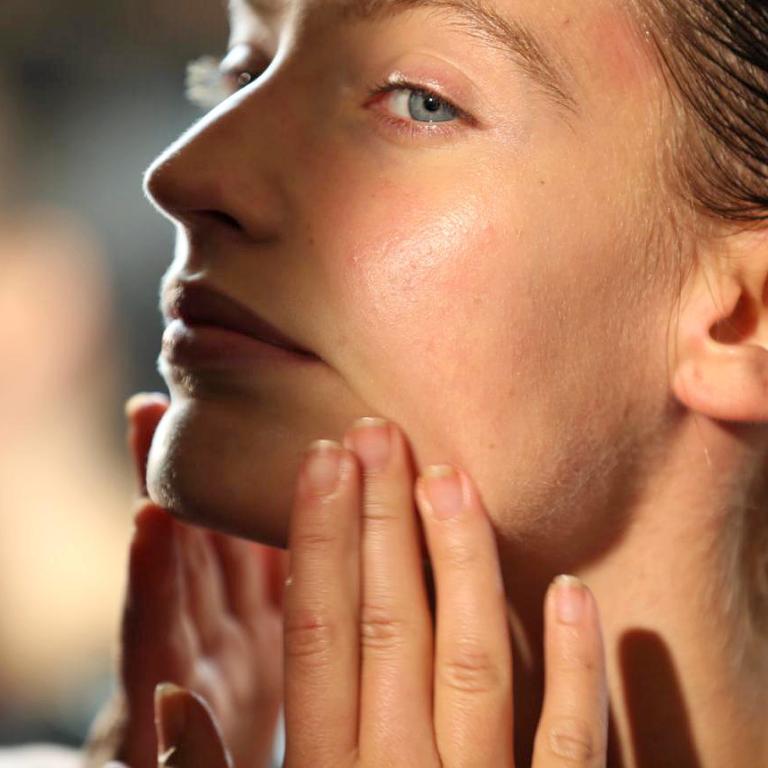 Αντηλιακό με χρώμα vs κλασικό: Ποιο προλαμβάνει καλύτερα τις ρυτίδες