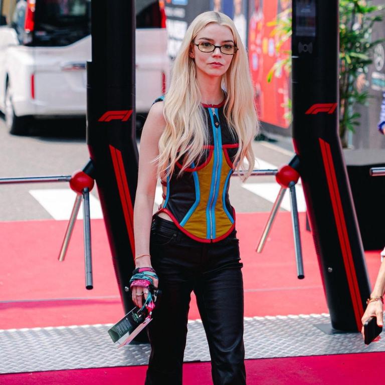 Άνια Τέιλορ Τζόι με δερμάτινο σύνολο