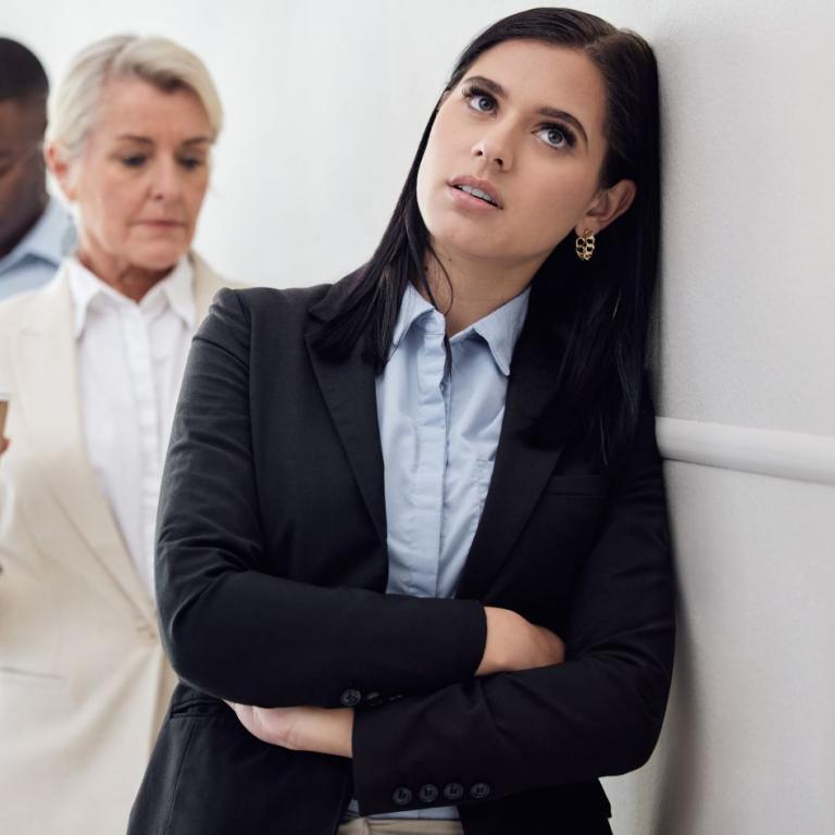 Γυναίκα που νιώθει άβολα σε ουρά