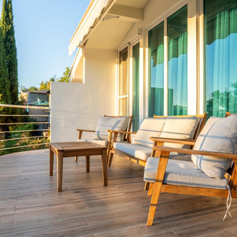 Φρεσκάρισμα μπαλκονιού με λύση από τα ΙΚΕΑ