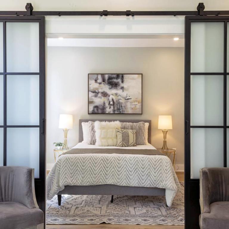 Αντί για κομοδίνο: Η νέα τάση που βλέπουμε όλο και περισσότερο στις κρεβατοκάμαρες