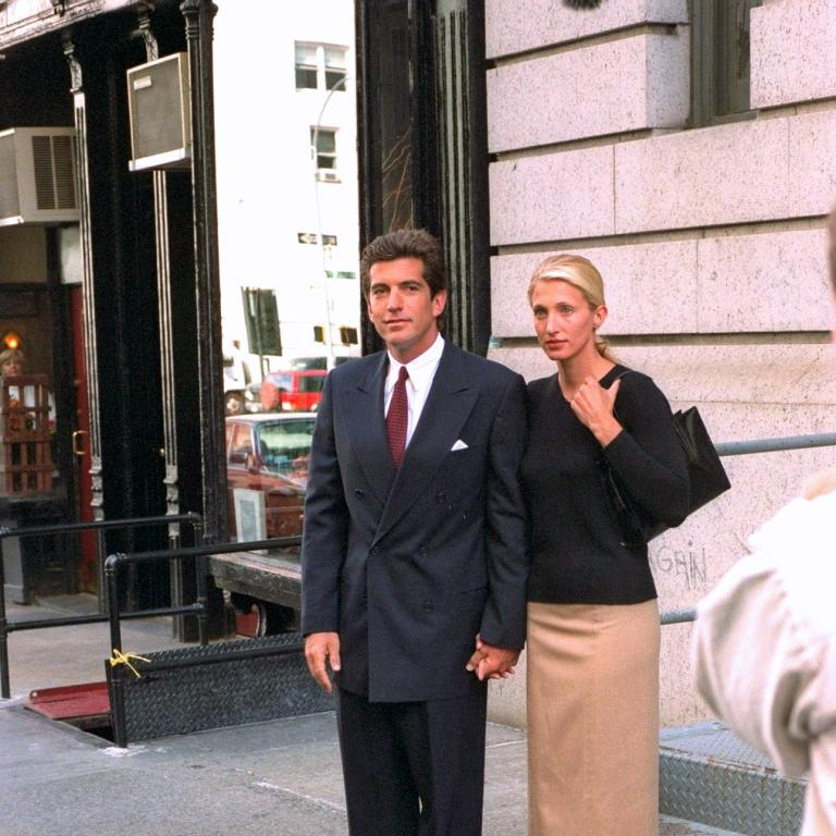 Η μεγάλη επιστροφή της μίντι φούστας: Τα κομμάτια που θα φορέσεις non stop