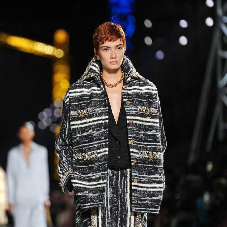 μοντέλο του οίκου chanel στο πλαίσιο της Εβδομάδας Μόδας 2026 στο Παρίσι