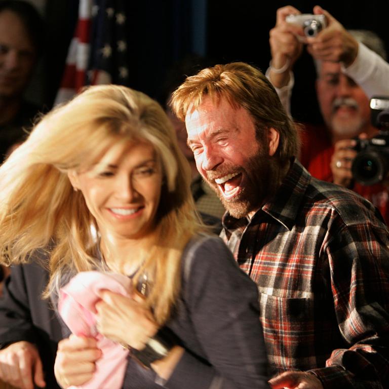 Έφυγε από τη ζωή ο θρυλικός Τσακ Νόρις -Ποια ήταν η γυναίκα που στάθηκε στο πλευρό του μέχρι το τέλος