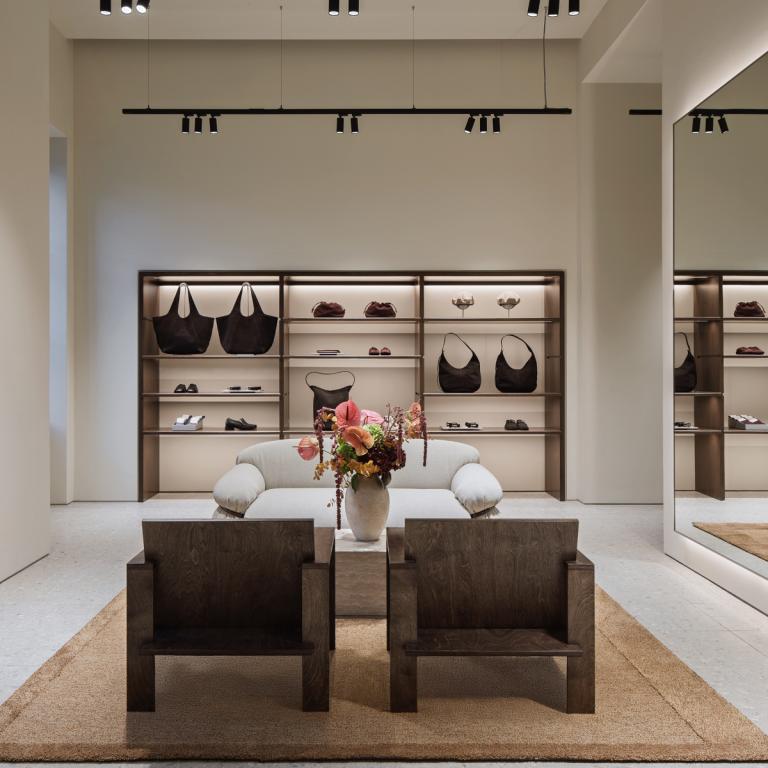 Η COS ανοίγει νέο κατάστημα στην Ερμού στην Αθήνα 