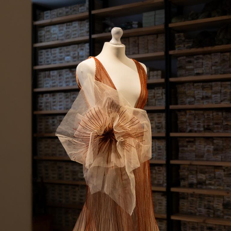 «Τα ρούχα είναι ζωντανοί οργανισμοί»: Η Denise Eleftheriou μεταμορφώνει το νήμα σε υψηλή ραπτική