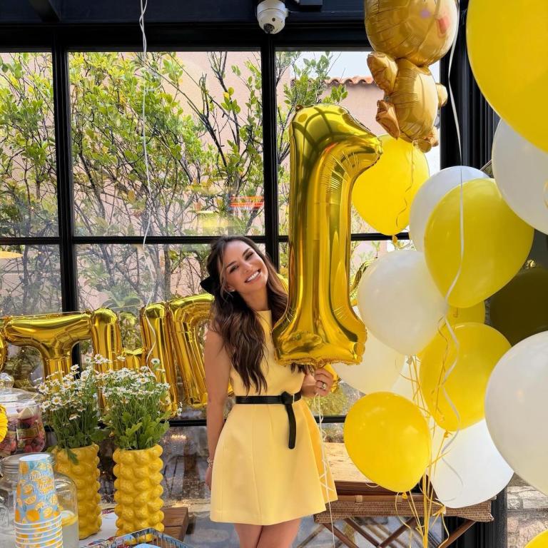 Η Ελένη Τσολάκη με κίτρινο φόρεμα