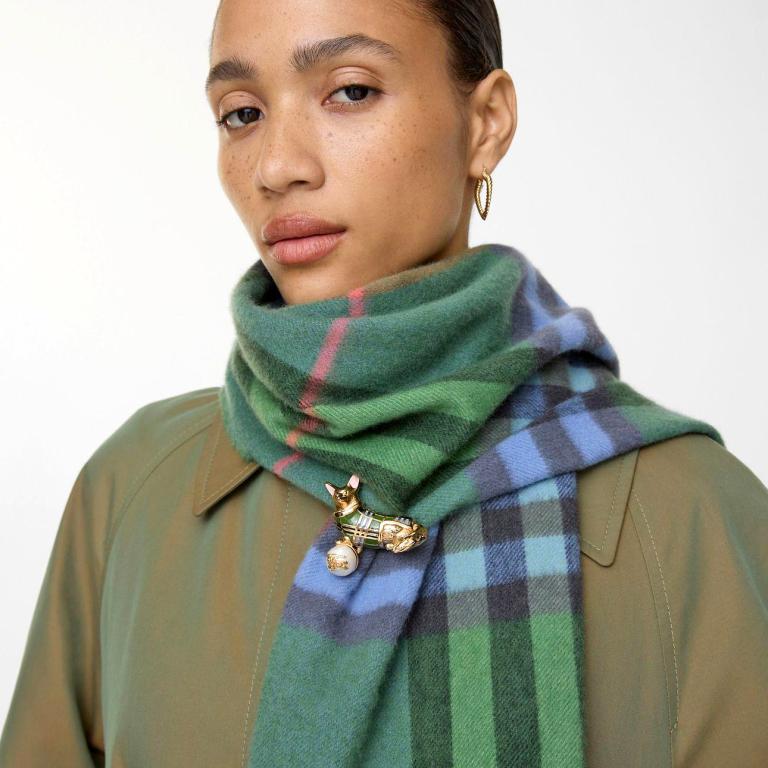 Κομμάτια από τη νέα συλλογή της Burberry, εμπνευσμένα από τη βασίλισσα Ελισάβετ 