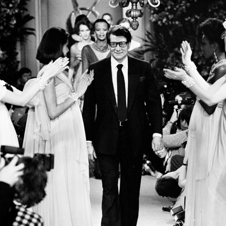 Ο Yves Saint Laurent, μετά την παρουσίαση της συλλογής της Άνοιξης/ Καλοκαίρι στο Παρίσι το 1984./Φωτογραφία: AP Images