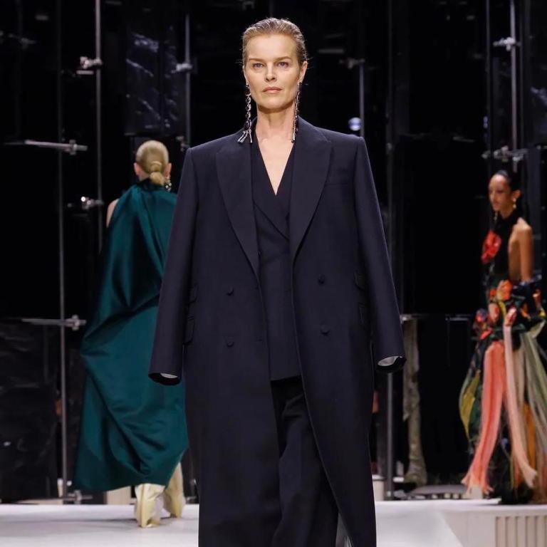 Η Εύα Χερτζίκοβα στην πασαρέλα του Givenchy