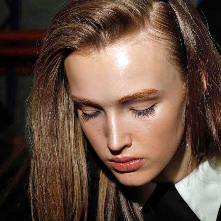 Καφέ μάσκαρα για φυσικό αποτέλεσμα μακιγιάζ -Κορυφαίες επιλογές που θα αναδείξουν το βλέμμα