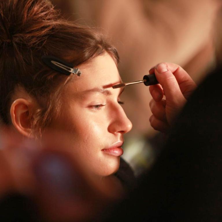 Τα serum που ενισχύουν τη δύναμη και την πυκνότητα σε φρύδια και βλεφαρίδες