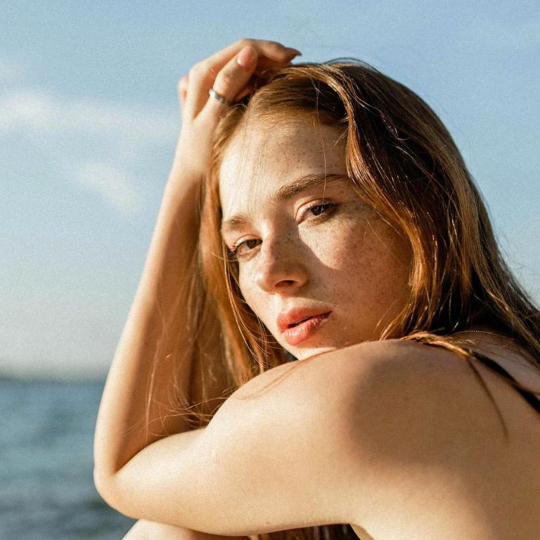 κορίτσι στον ήλιο με φόντο θάλασσα