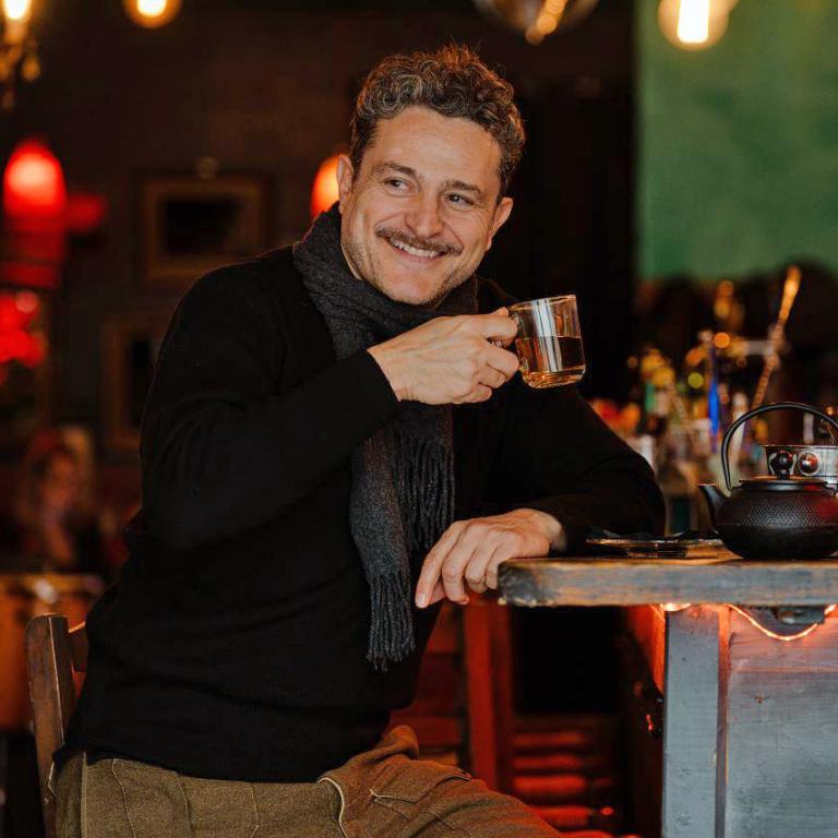 Ο Γιώργος Καραμίχος στο Bovary