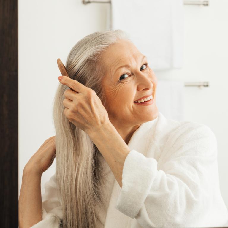 Γυναίκα που χτενίζεται 