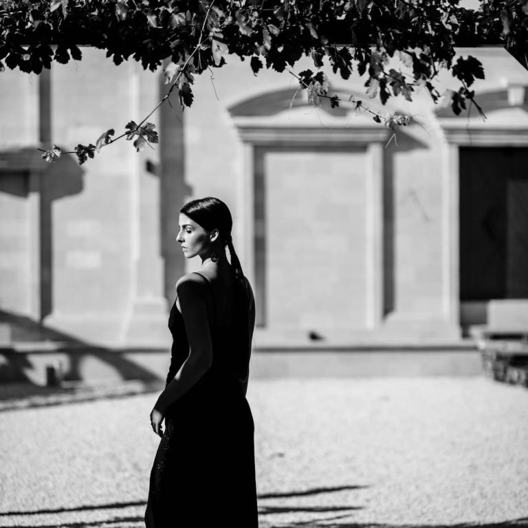 νέα γυναίκα σε εξωτερικό χώρο στη σκιά