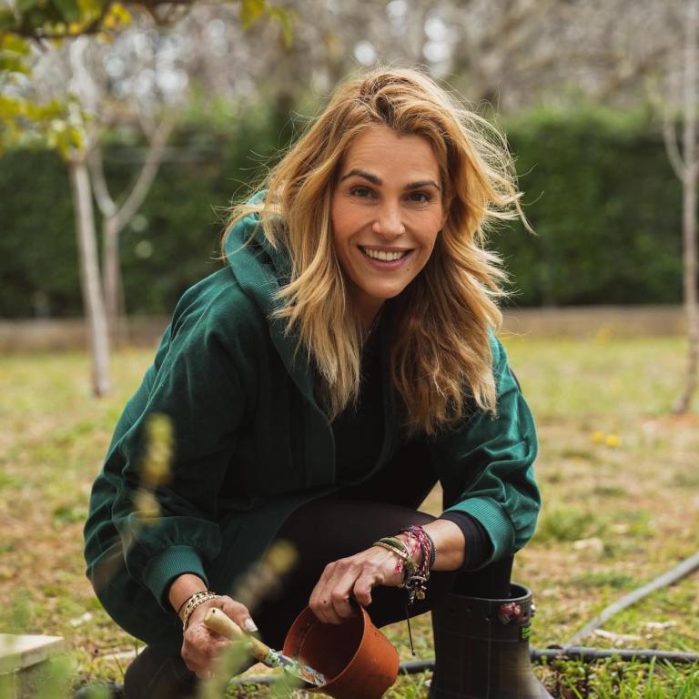 Η Τζένη Μπότση στον κήπο του σπιτιού της