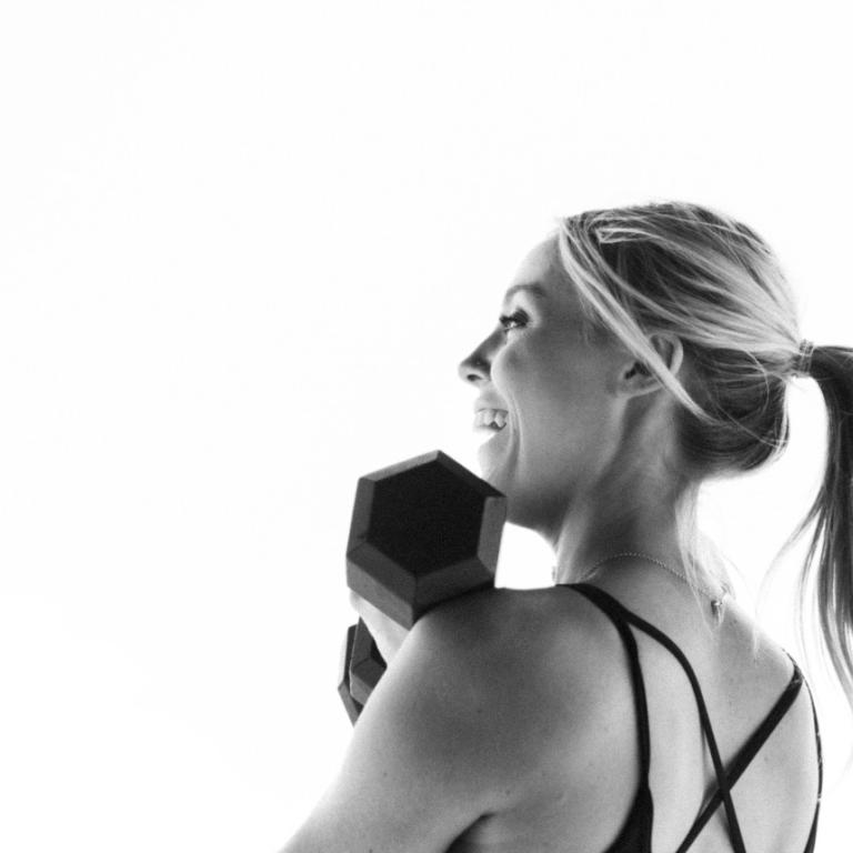 Γυναίκα που σηκώνει βάρη