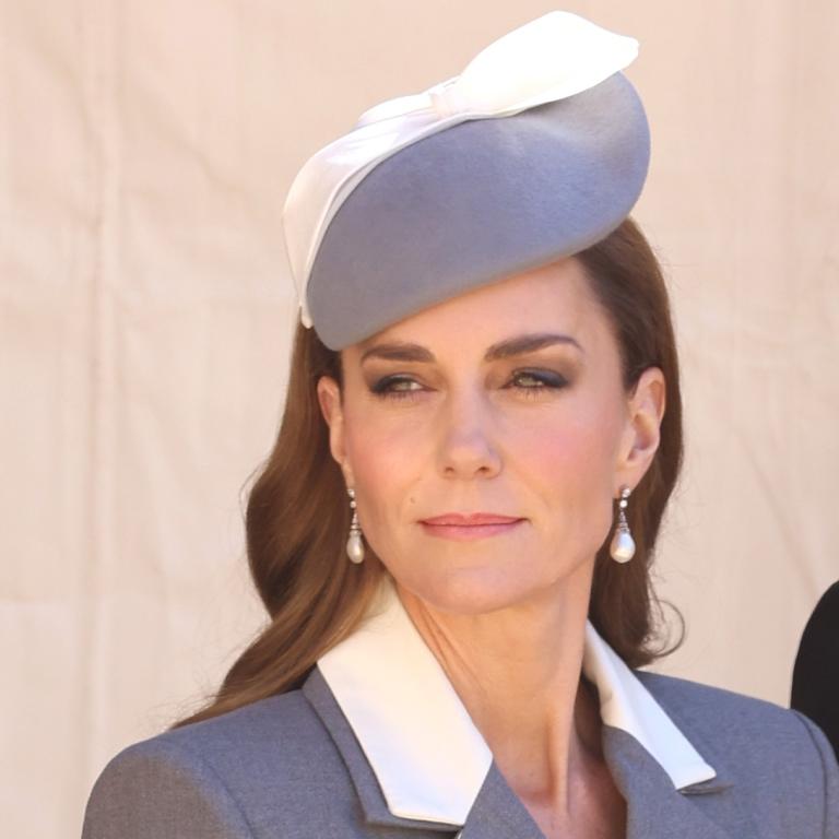 η κειτ μιντλετον με καπελο και σκουλαρικια μαργαριταρενια