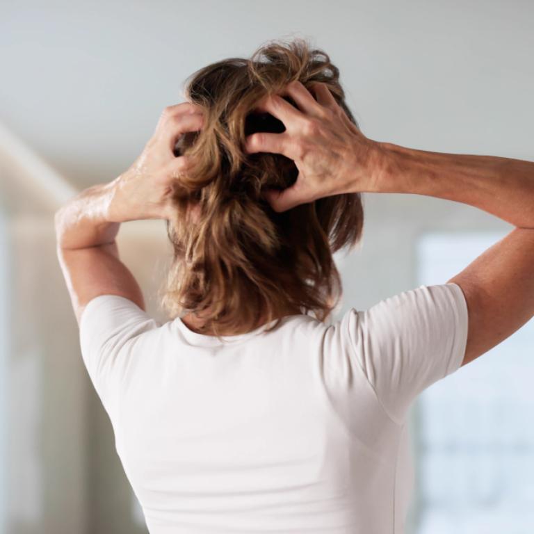 Γυναίκα που πιάνει τα μαλλιά της