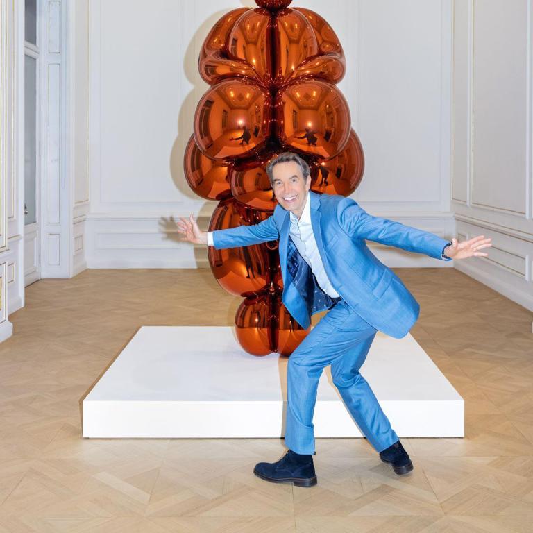 O Jeff Koons με το έργο του Balloon Venus Lespugue (Orange) στο Μουσείο Κυκλαδικής Τέχνης/ Φωτoγραφία: Πάρις Ταβιτιάν © Μουσείο Κυκλαδικής Τέχνης