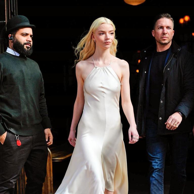 ηθοποιος με λευκο σατεν φορεμα ακομη και για γαμο