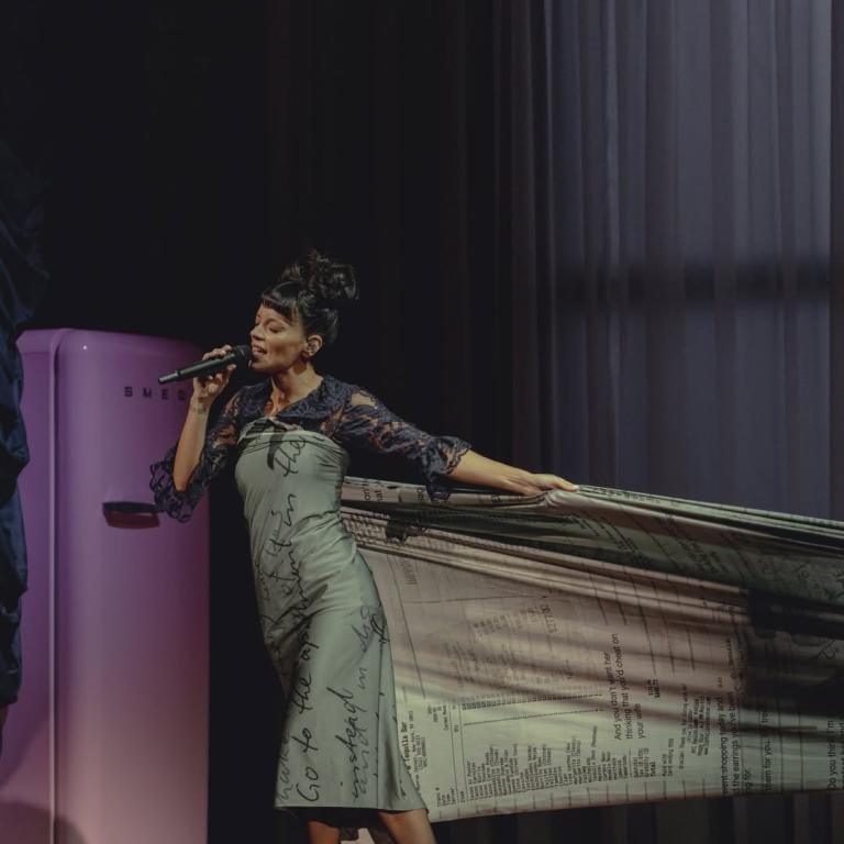 Η Λίλι Άλεν με «φόρεμα εκδίκησης» - Φωτογραφία Instagram/@lilyallen