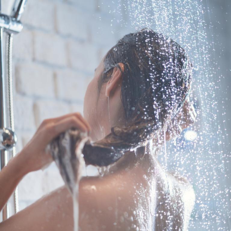 Γιατί οι κομμωτές συμβουλεύουν να λούζετε τα μαλλιά το βράδυ -Μια απλή εξήγηση