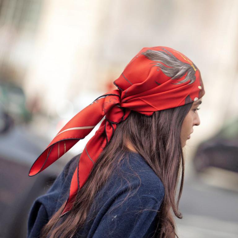 Το μαντήλι επιστρέφει: Το ρετρό αξεσουάρ που γίνεται ξανά fashion statement