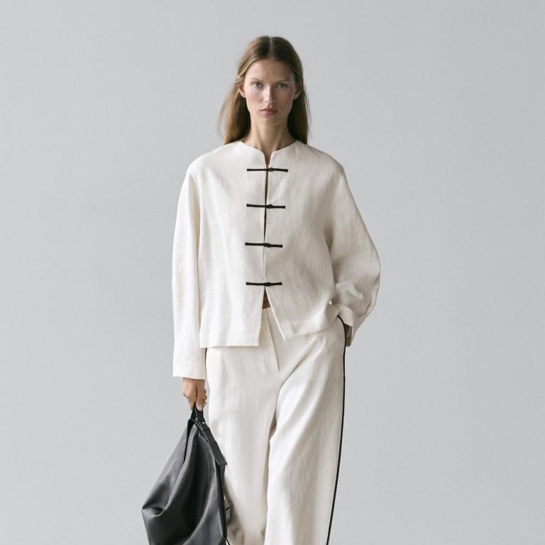 Μοντέλο με σύνολο Massimo Dutti 