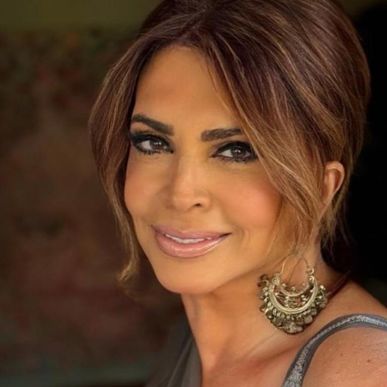 η μιμη ντενιση με ολολευκο συνολο 