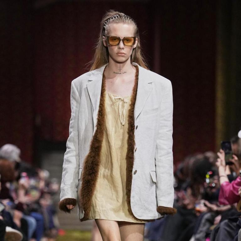 Μοντέλο του οίκου Miu Miu στην Εβδομάδα Μόδας του Παρισιού 2026 