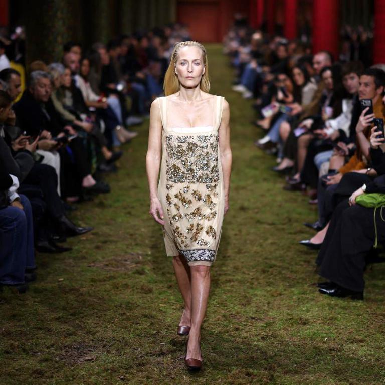 η γκιλιαν αντερσον περαπαταει σε επιδειξη μοδας στο παρισι