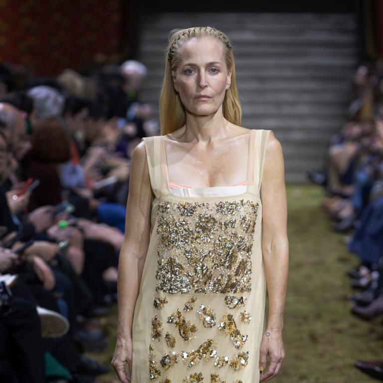 H Γκίλιαν Άντερσον για την Miu Miu FW26