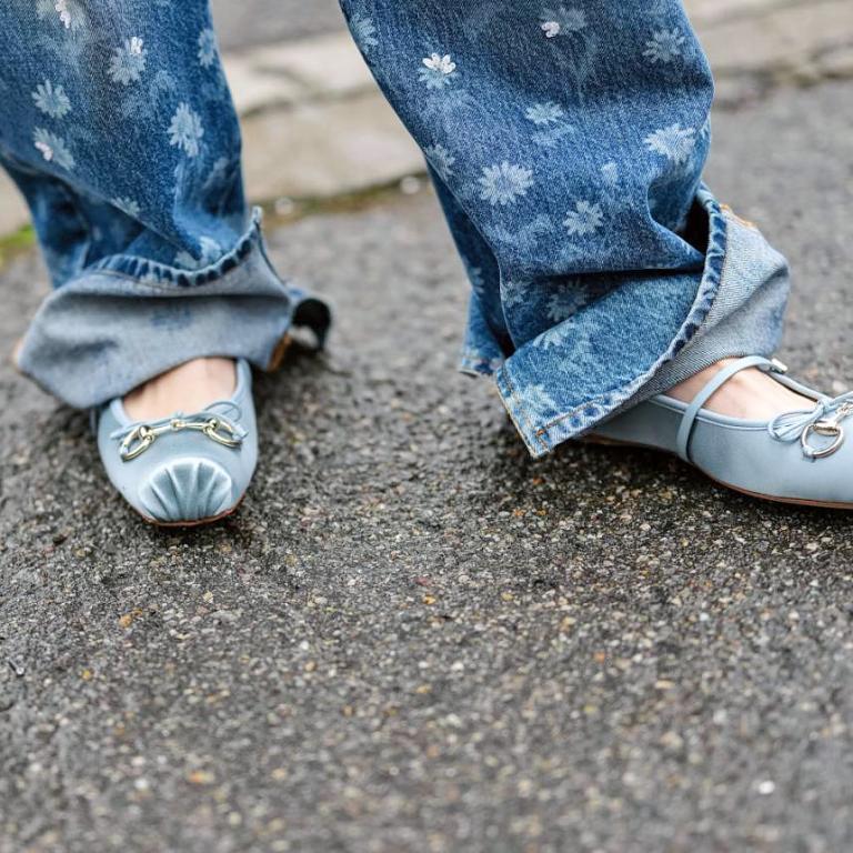 Μπαλαρίνες με τετράγωνη μύτη: Τα στιλ που θα φορέσετε στις διακοπές του Πάσχα