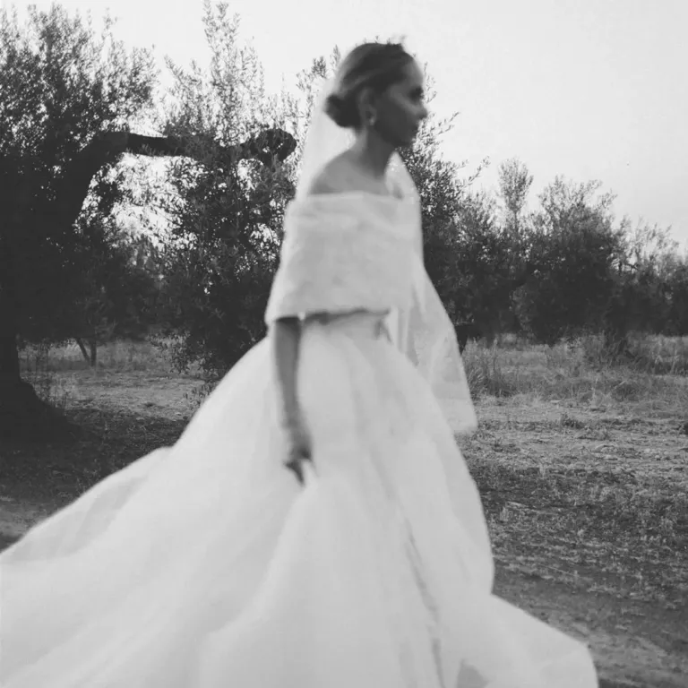 Νύφη με τιάρα από κοράλλι -Φωτογραφία Instagram/Le Volé