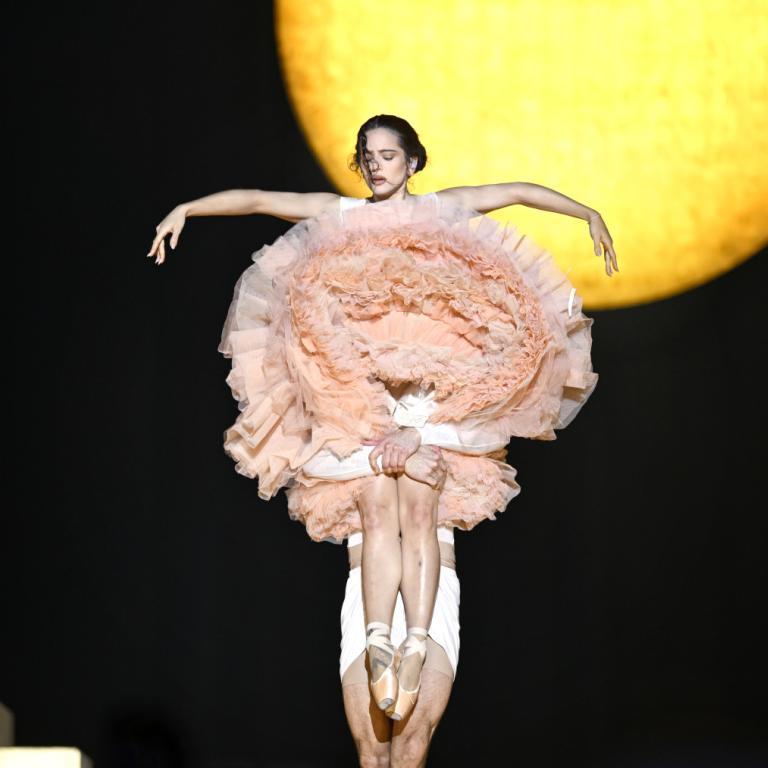 Ο Δημήτρης Παπαϊωάννου υπογράφει μια μοναδική σκηνική μετάλλαξη για τη Rosalía