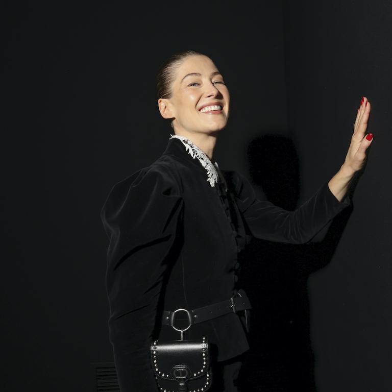 Η Ρόζαμουντ Πάικ σε επίδειξη Dior