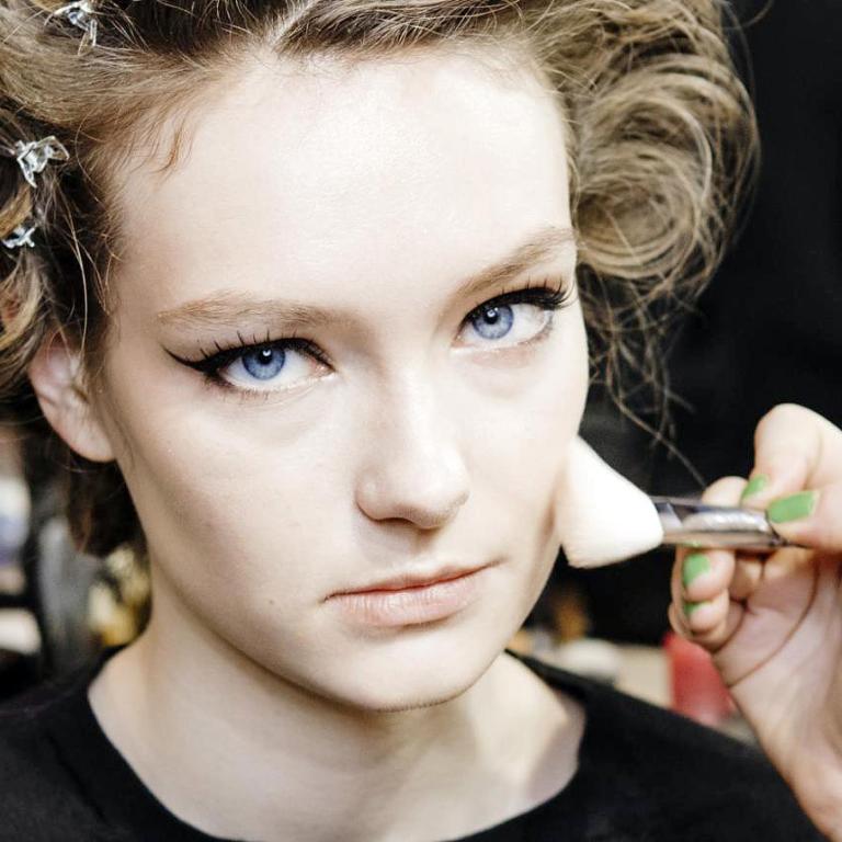 Πώς να πετύχετε lifting effect με ρουζ -Η τεχνική που προτείνουν οι experts